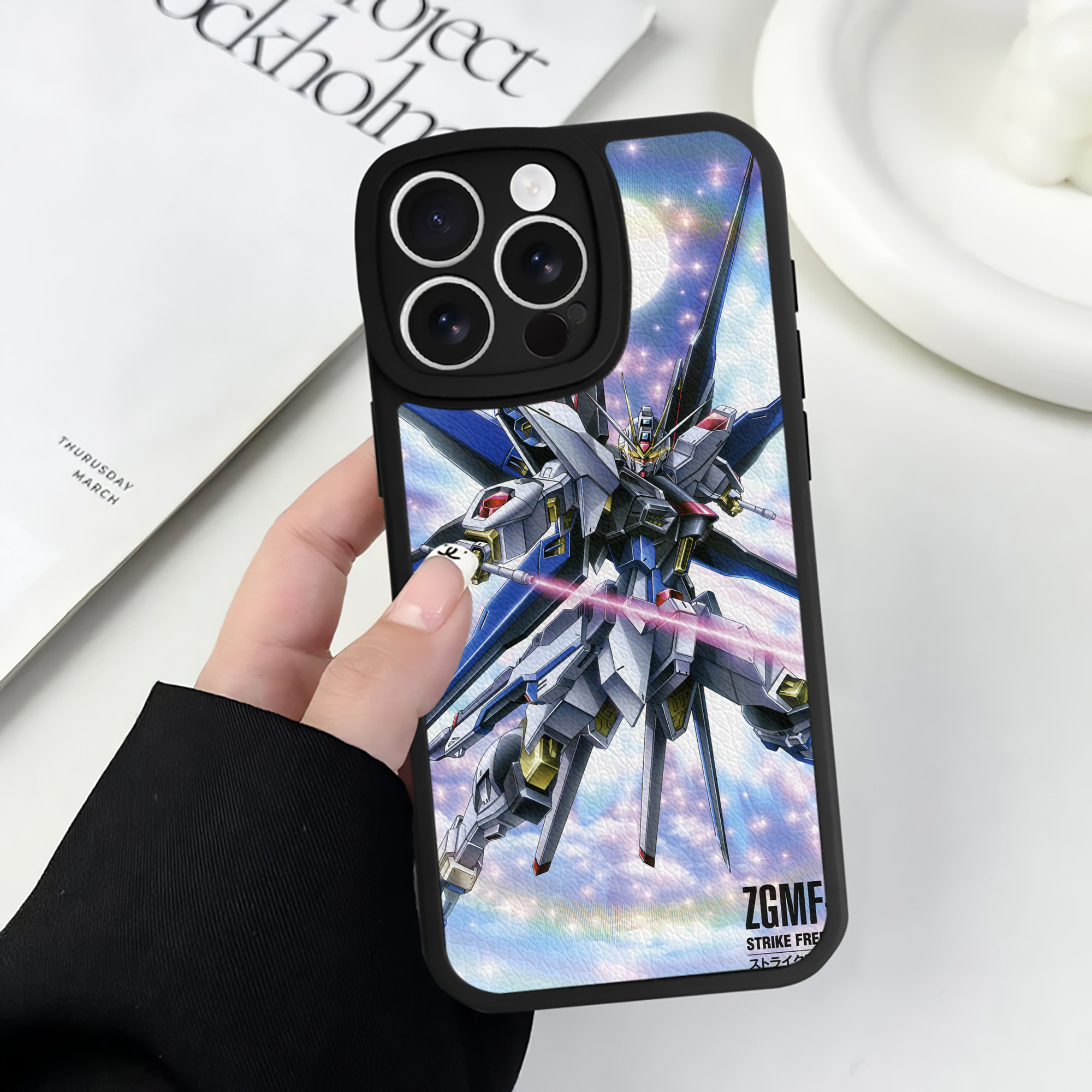 （画像用） 機動戦士ガンダム Mobile Suit Gundam 【iPhone 16シリーズ対応】シリコンスマホケース（レザー調） 材質：シリコン